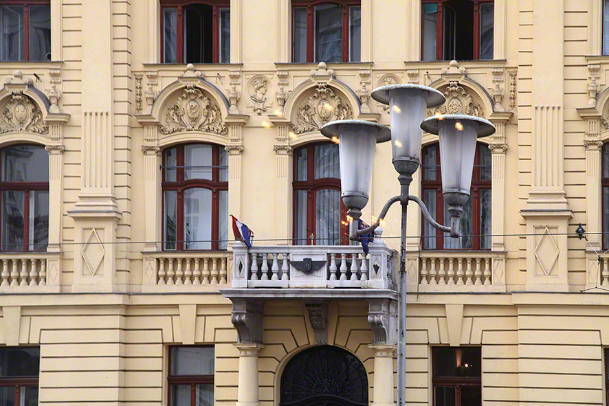 Zagreb, Bistro Esplanade, Ausblick, Hauptsitz der Kroatischen Bahnen